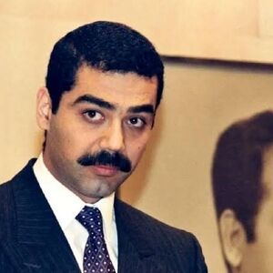 پسر بی‌رحم صدام در حال غذا دادن به شیرهایش/ عکس