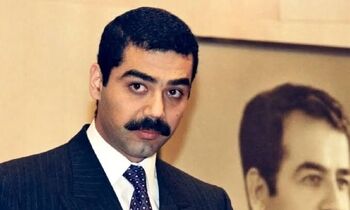 پسر بی‌رحم صدام در حال غذا دادن به شیرهایش/ عکس