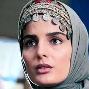 (سوجان) در 19 سالگی در آغوش «سولماز حصاری»/ عکس