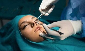 مرگ زن جوان زیر تیغ عمل بینی در کلینیک معروف