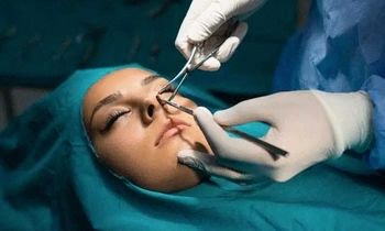 مرگ زن جوان زیر تیغ عمل بینی در کلینیک معروف