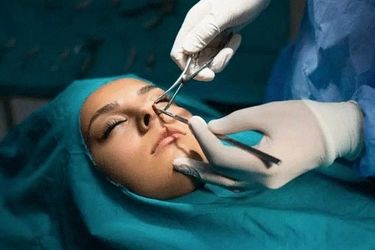 مرگ زن جوان زیر تیغ عمل بینی در کلینیک معروف