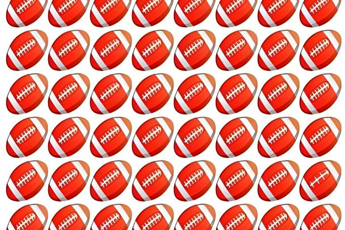 در میان این توپ های فوتبال آمریکایی کدام یک متفاوت است؟