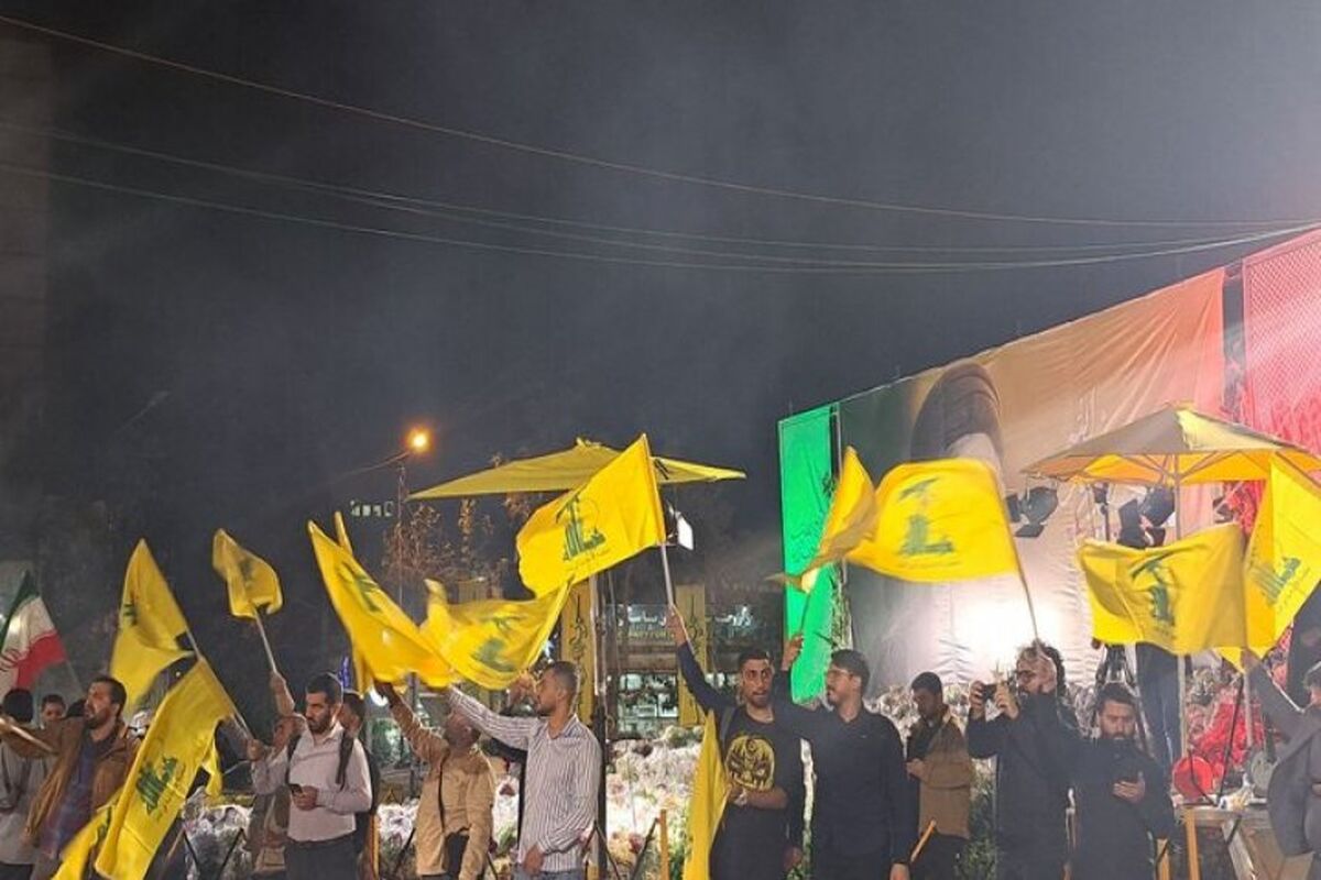 پوشش متفاوت یک زن در جشن حمله موشکی
