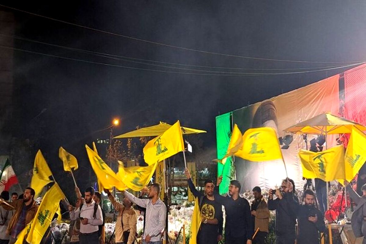 پوشش متفاوت یک زن در جشن حمله موشکی
