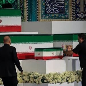 ادای احترام هیئت‌های از روس و چینی به رهبر شهید/ ویدئو
