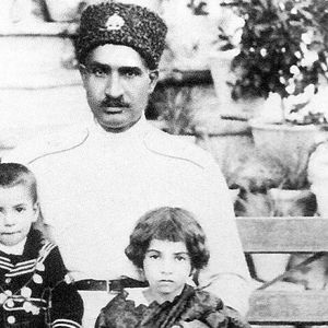  همسران دوم و سوم رضاخان در یک قاب؛ سال 1324