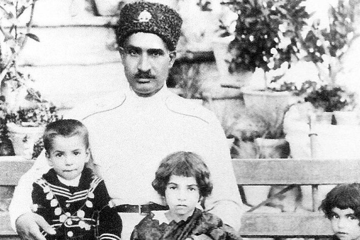  همسران دوم و سوم رضاخان در یک قاب؛ سال 1324