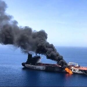لحظه غرق شدن نفتکش ایرانی در دریای عمان؛ ادعای سنتکام/ ویدئو