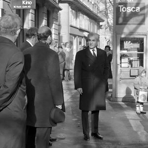  «ملکه الیزابت و محمدرضا پهلوی» در حال بازدید از جواهرات سلطنتی ایران