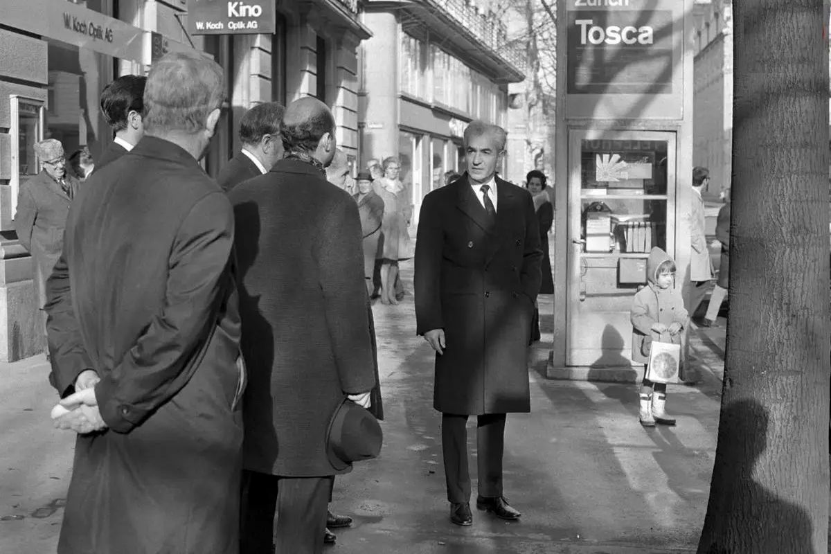  «ملکه الیزابت و محمدرضا پهلوی» در حال بازدید از جواهرات سلطنتی ایران