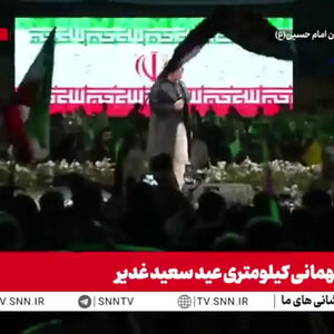 خواننده لس‌آنجلسی در میدان امام حسین روی استیج رفت