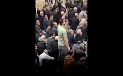فریادهای اعتراضی جوان همدانی در نماز جمعه: نمازگزاران برایش کف زدند/ ویدئو