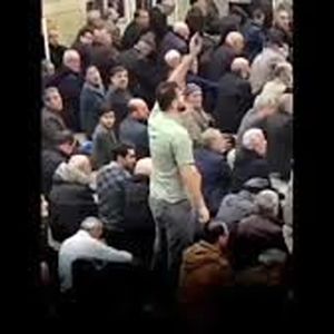فریادهای اعتراضی جوان همدانی در نماز جمعه: نمازگزاران برایش کف زدند/ ویدئو