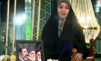 سقوط عجیب لوستر و دکور برنامه رویِ سر مجری!/ ویدئو