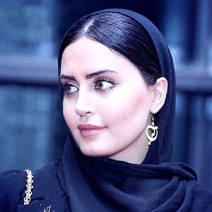 عکس الناز شاکردوست کنار علم در عزاداری محرم