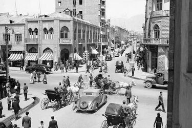  «خانم افسر راهنمایى و رانندگى» در حال جریمه یک خودرو در تهران؛ سال 56