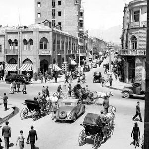  «خانم افسر راهنمایى و رانندگى» در حال جریمه یک خودرو در تهران؛ سال 56