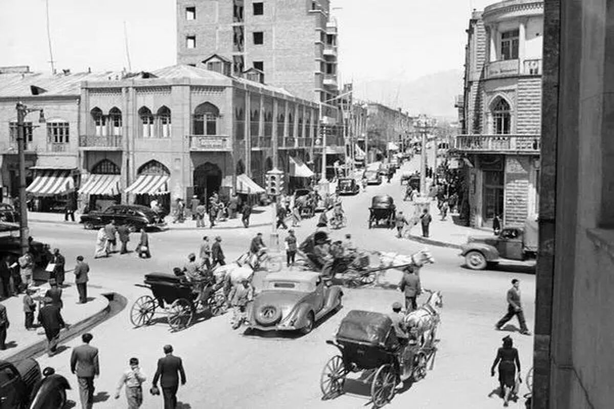  «خانم افسر راهنمایى و رانندگى» در حال جریمه یک خودرو در تهران؛ سال 56