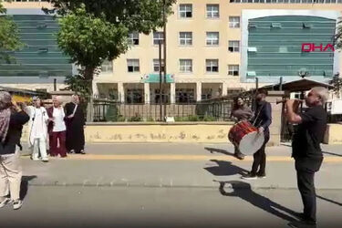 جشن طلاق با ساز و دهل جلوی دادگاه خانواده/ عکس