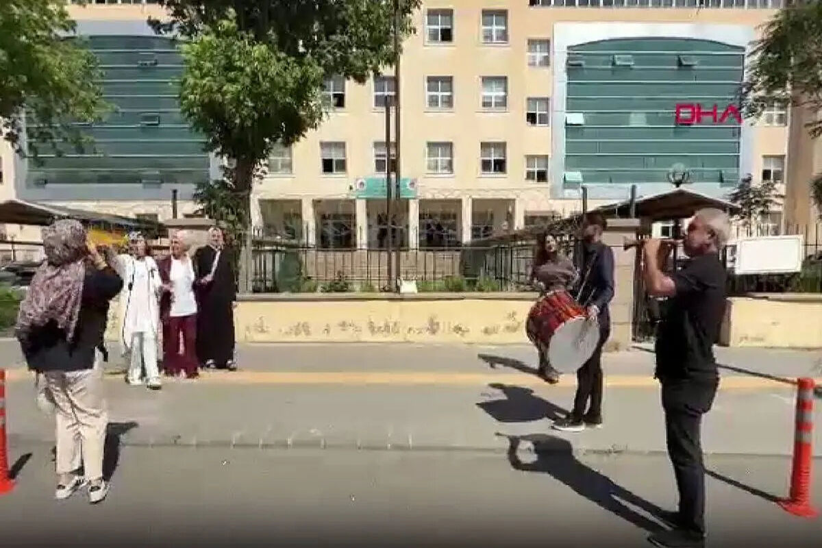 جشن طلاق با ساز و دهل جلوی دادگاه خانواده/ عکس