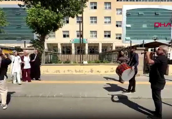 جشن طلاق با ساز و دهل جلوی دادگاه خانواده/ عکس