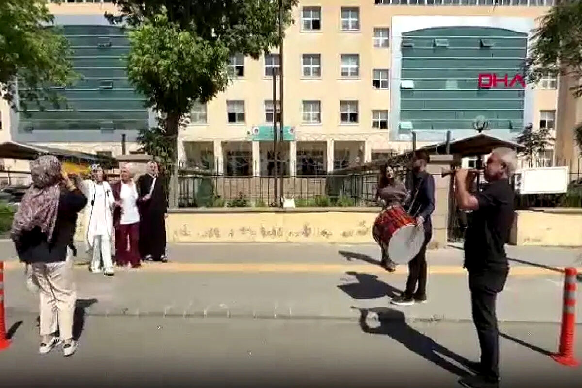 جشن طلاق با ساز و دهل جلوی دادگاه خانواده/ عکس