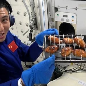 بال کبابی در فضا/ ویدئو