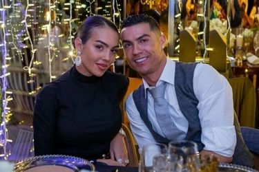 درخشش چند میلیاردی رونالدو و جورجینا روی فرمان بوگاتی/ عکس