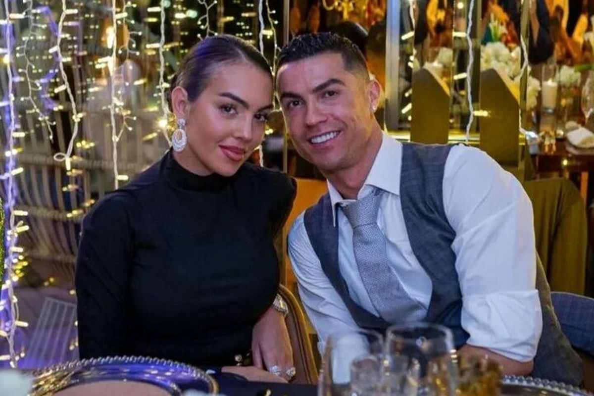 درخشش چند میلیاردی رونالدو و جورجینا روی فرمان بوگاتی/ عکس