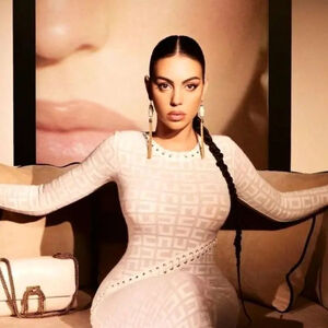 جورجینا به کسانی که بدن او را قضاوت کردند پاسخ داد