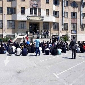 تجمع اعتراضی دانش‌آموزان به علت حضوری شدن امتحانات!/ ویدئو