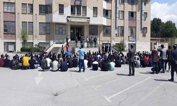 تجمع اعتراضی دانش‌آموزان به علت حضوری شدن امتحانات!/ ویدئو
