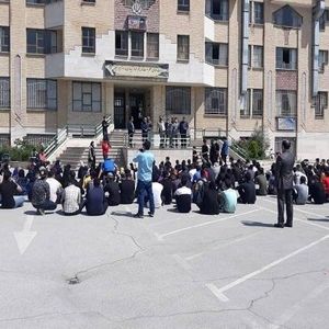 تجمع اعتراضی دانش‌آموزان به علت حضوری شدن امتحانات!/ ویدئو