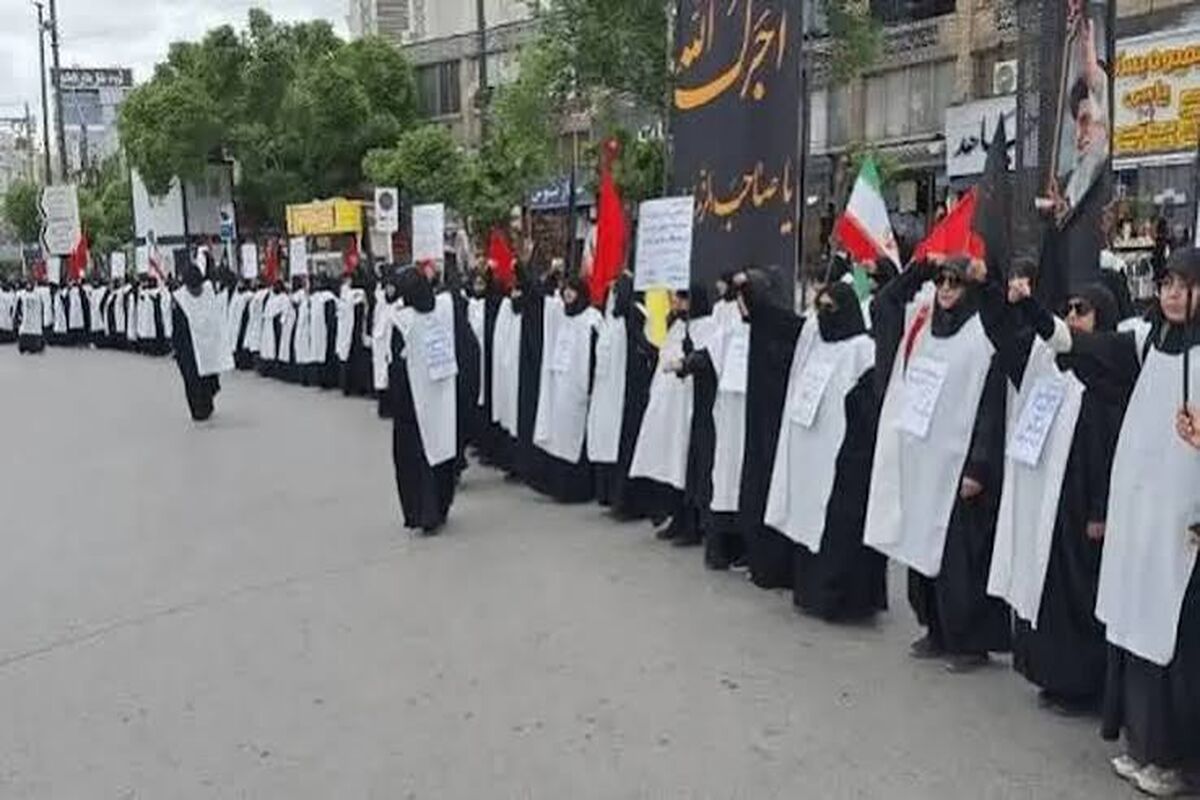 تصویری از حضور زنان کفن‌پوش در ایستگاه مترو تئاتر شهر