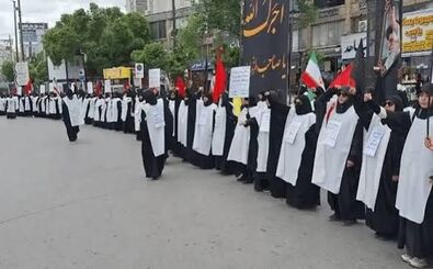 تصویری از حضور زنان کفن‌پوش در ایستگاه مترو تئاتر شهر