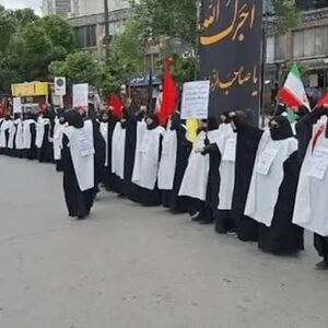 تصویری از حضور زنان کفن‌پوش در ایستگاه مترو تئاتر شهر