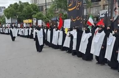 تصویری از حضور زنان کفن‌پوش در ایستگاه مترو تئاتر شهر