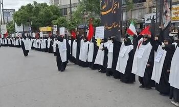 تصویری از حضور زنان کفن‌پوش در ایستگاه مترو تئاتر شهر
