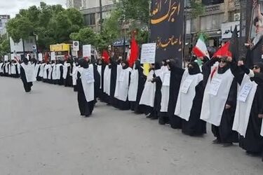 تصویری از حضور زنان کفن‌پوش در ایستگاه مترو تئاتر شهر