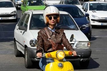 زنان در انتظار اولین دوره آزمون دریافت گواهینامه موتورسواری