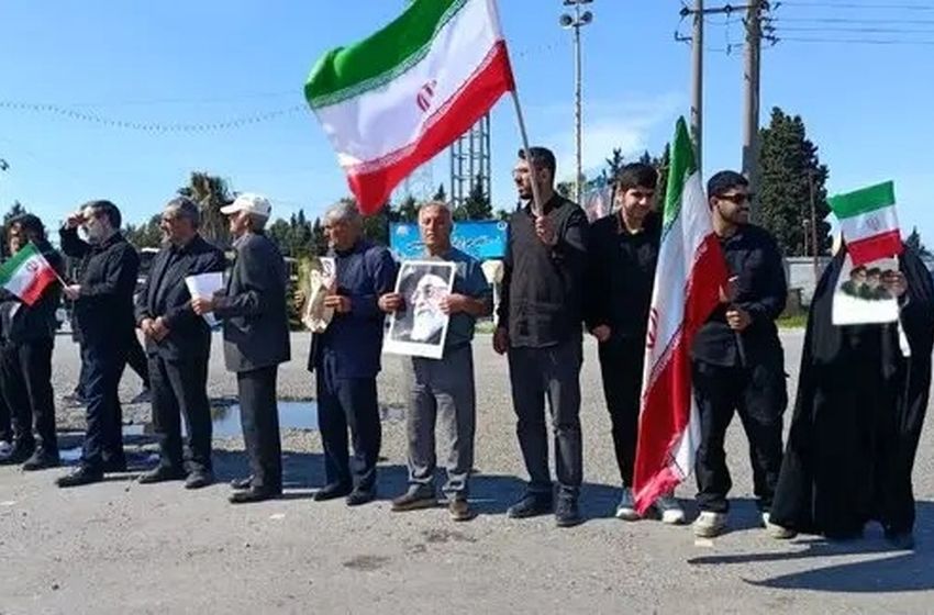 مردم در مقابل نیروگاه برق نکا زنجیره انسانی تشکیل دادند/ عکس