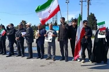 مردم در مقابل نیروگاه برق نکا زنجیره انسانی تشکیل دادند/ عکس