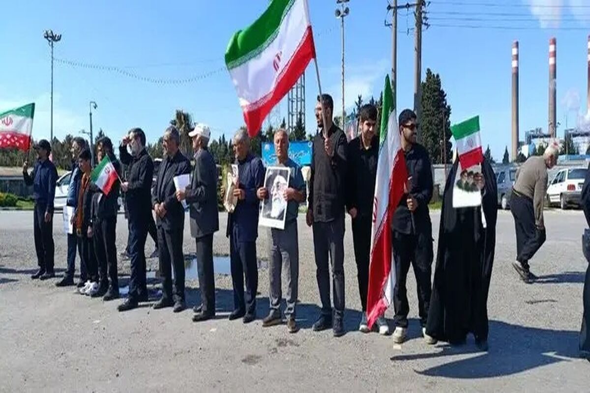 مردم در مقابل نیروگاه برق نکا زنجیره انسانی تشکیل دادند/ عکس