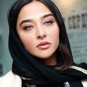 استایل خیره‌کننده آناهیتا درگاهی با پالتو زرشکی/ عکس