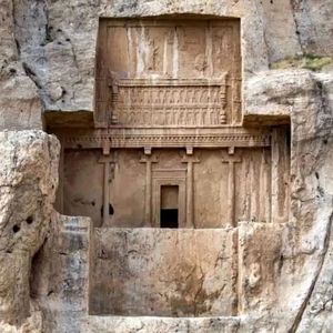 چرا آرامگاه داریوش بزرگ جای ۹ قبر دارد؟
