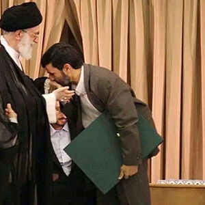 حضور احمدی نژاد در مراسم تشییع پیکر رهبر شهید/ ویدئو