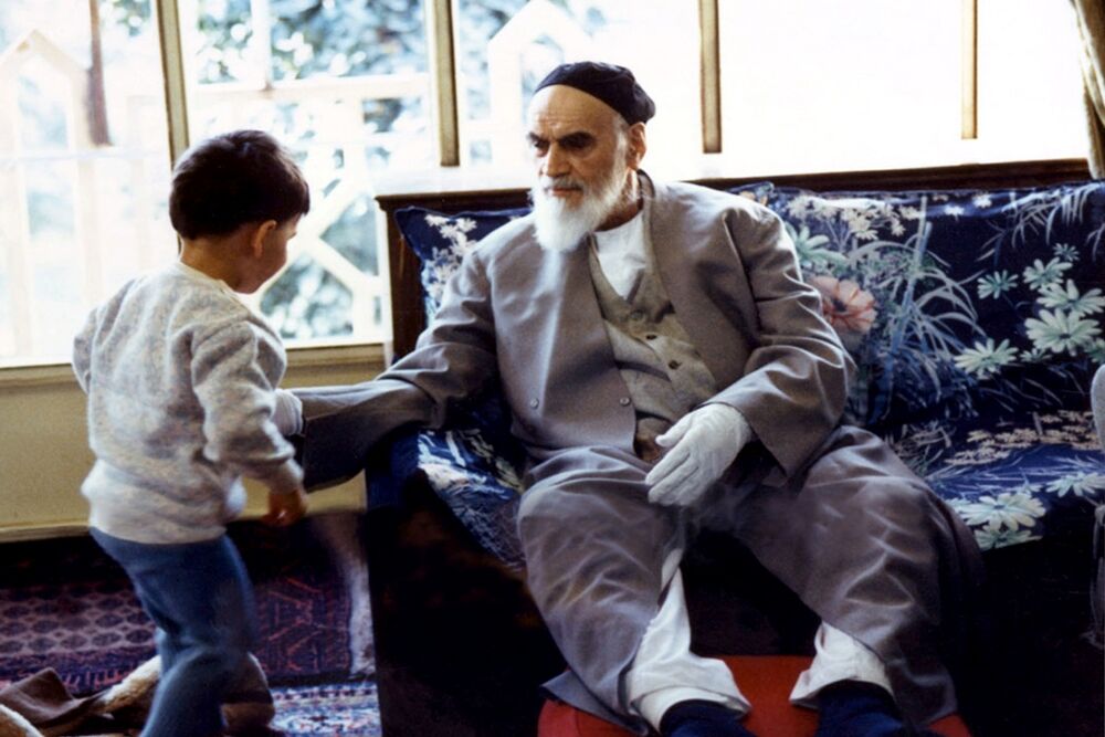 امام خمینی در طول زندگی خود دست چه‌کسانی را بوسید؟/باید روحانی با لباس روحانیت شهید شود تا مردم بفهمند...