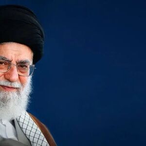 رهبر شهید در جمع خبرنگاران/ عکس