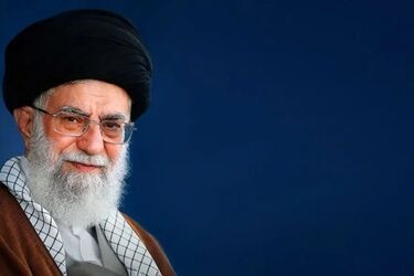 رهبر شهید در جمع خبرنگاران/ عکس